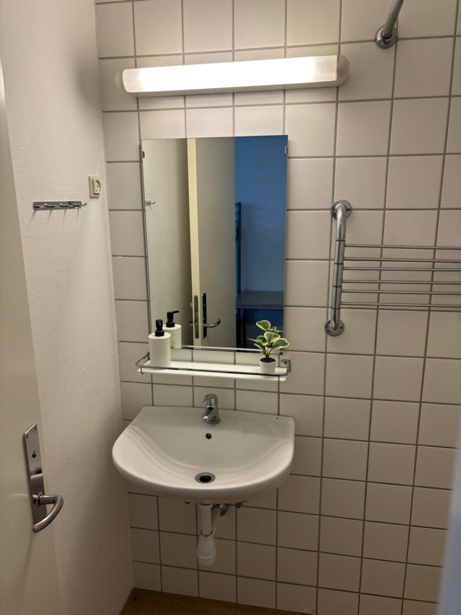 Danhostel Odense City 외부 사진 Bathroom in a student apartment