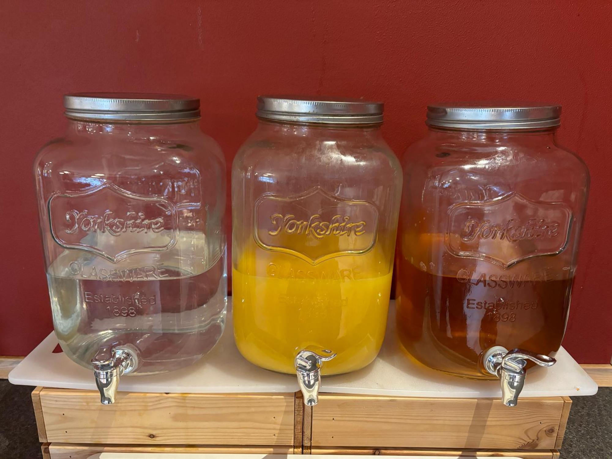 Danhostel Odense City 외부 사진 Mason jar beverage dispensers