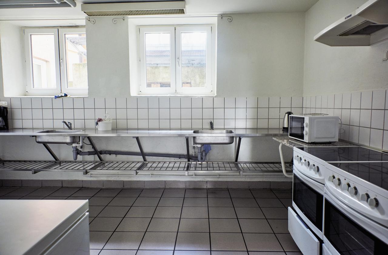 Danhostel Odense City 외부 사진 A typical kitchen at a hostel