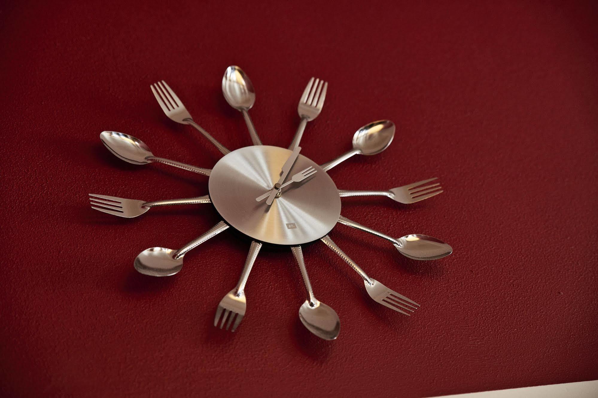 Danhostel Odense City 외부 사진 Clock made of cutlery